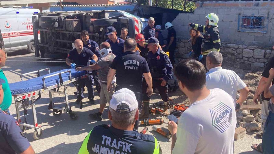 Kamyonet 2 Evin Arasındaki Depoya Girdi, Yaralılar Ekiplerin Çalışmasıyla Kurtarıldı