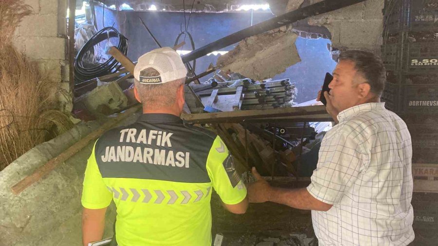 Kamyonet 2 Evin Arasındaki Depoya Girdi, Yaralılar Ekiplerin Çalışmasıyla Kurtarıldı