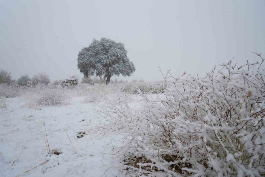 Niğde’nin Yüksek Kesimlerine Mevsimin İlk Karı Yağdı