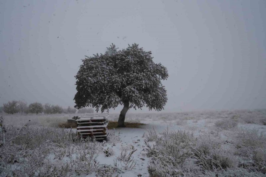 Niğde’nin Yüksek Kesimlerine Mevsimin İlk Karı Yağdı