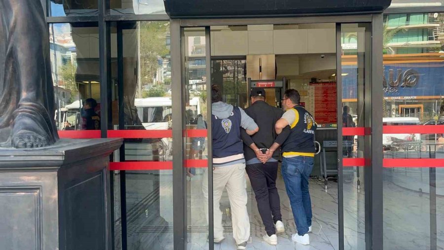Antalya’da Sokakta Bıçaklandı, Cesedi Sarp Kayalıklarda Bulundu