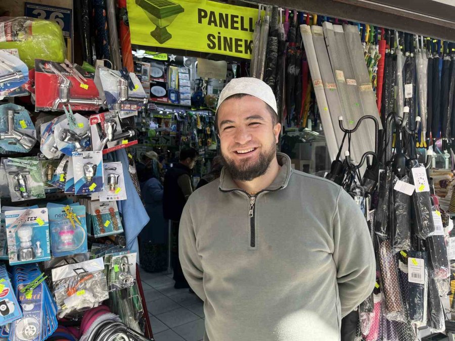 Dükkanın Önündeki Fanlı Isıtıcıyı Bakıyormuş Gibi Yapıp Alıp Gitti