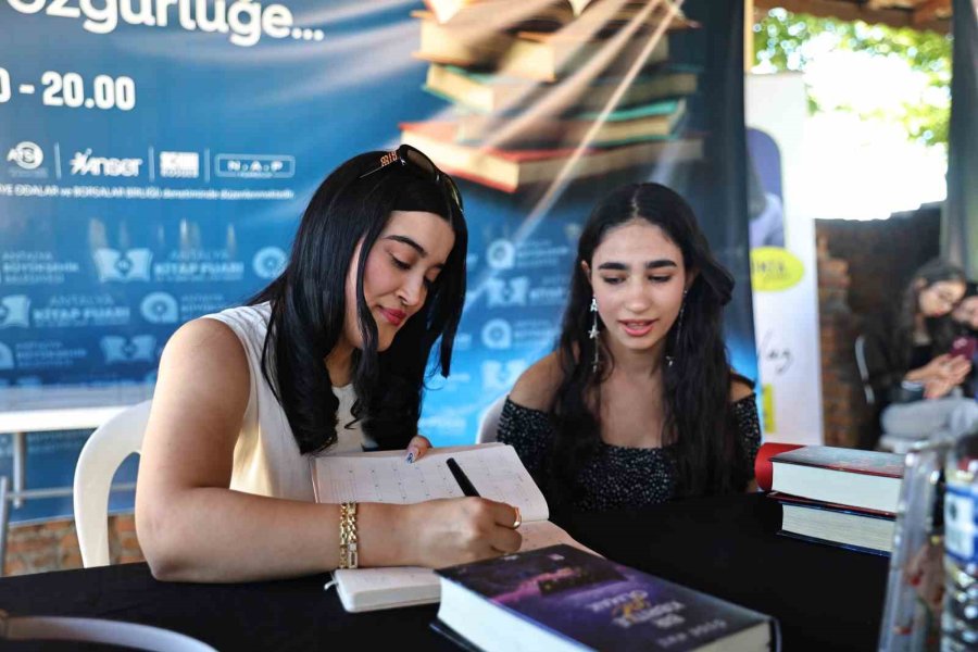 Antalya Kitap Fuarı’nı 1 Milyon 103 Bin Kişi Ziyaret Etti