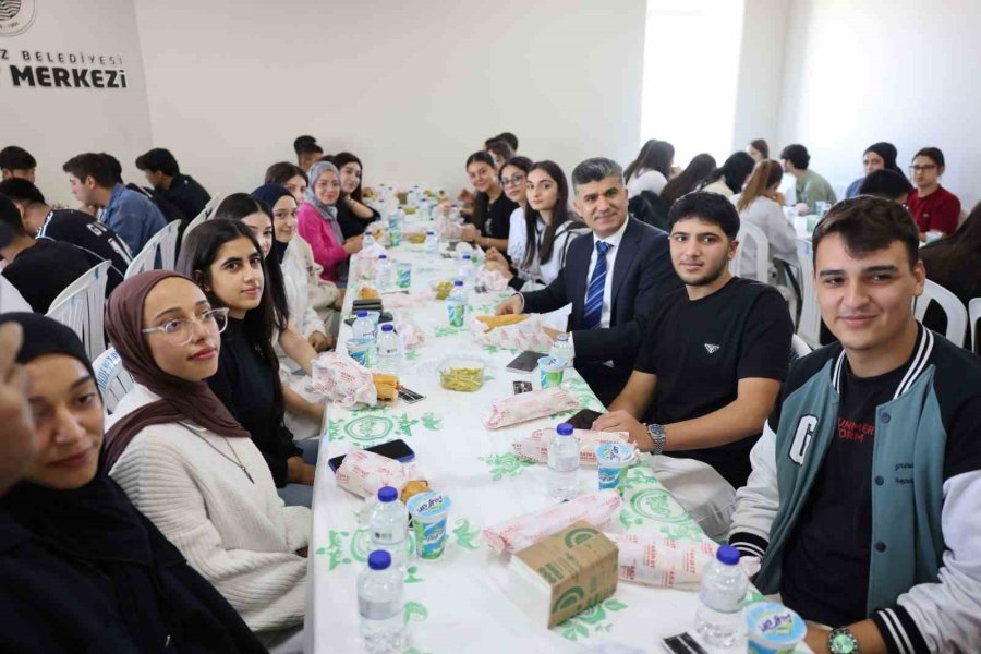 Mersin’de Sınava Hazırlanan Öğrencilere Döner Sürprizi