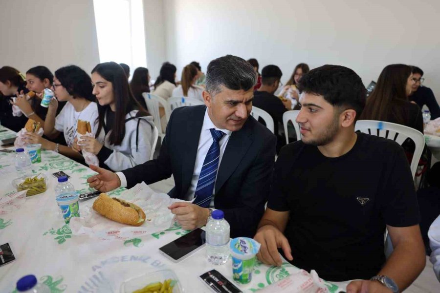 Mersin’de Sınava Hazırlanan Öğrencilere Döner Sürprizi