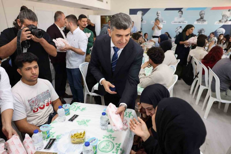 Mersin’de Sınava Hazırlanan Öğrencilere Döner Sürprizi