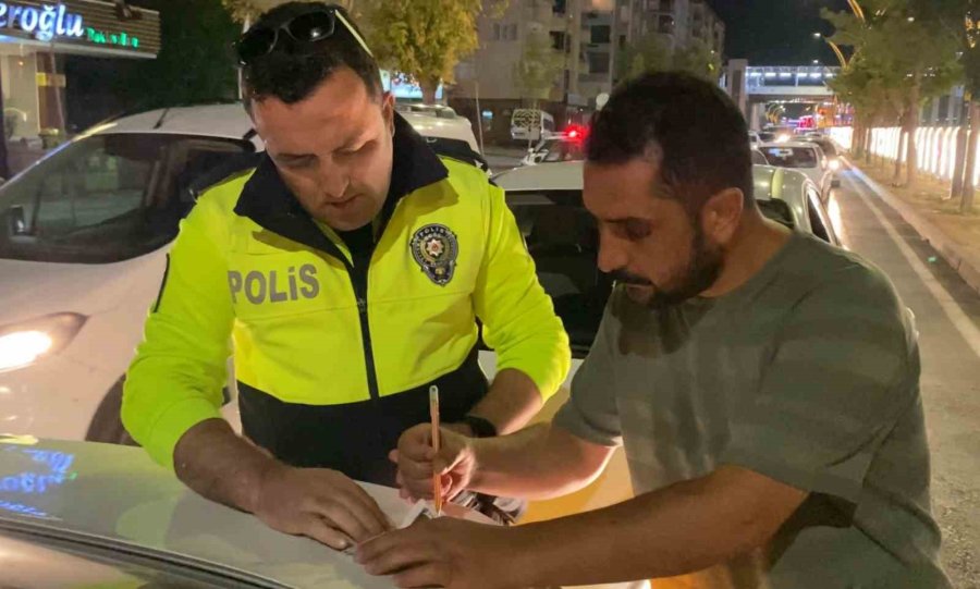 Ayakta Bile Durmakta Güçlük Çeken Alkollü Sürücü Önünde Giden Araca Çarptı