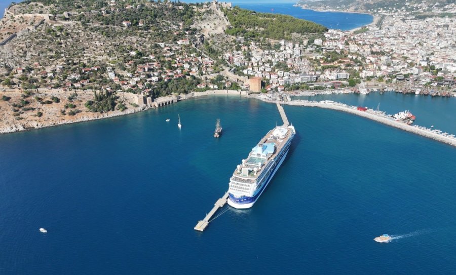 Lüks Kruvaziyer Bin 739 Yolcu, 742 Mürettebatıyla Alanya’ya Demirledi