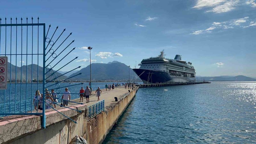 Lüks Kruvaziyer Bin 739 Yolcu, 742 Mürettebatıyla Alanya’ya Demirledi