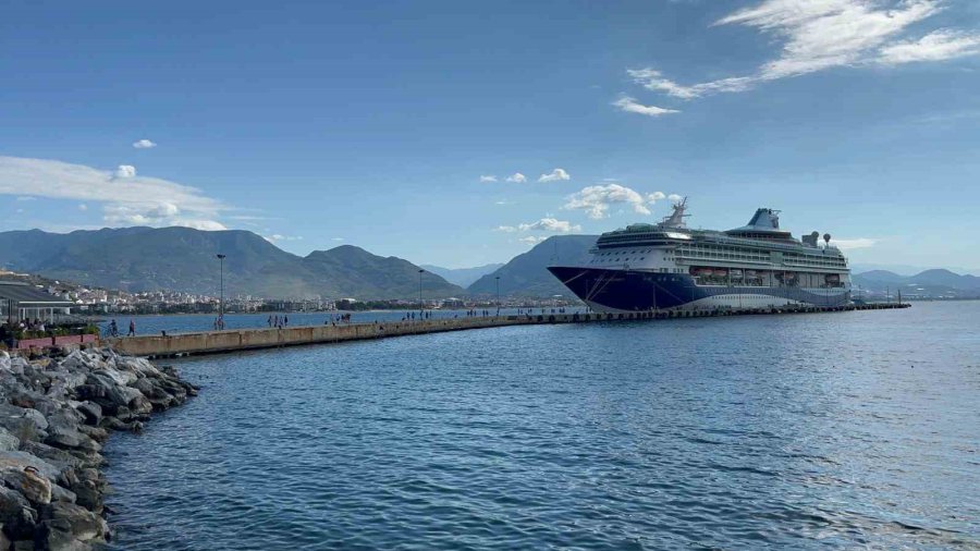 Lüks Kruvaziyer Bin 739 Yolcu, 742 Mürettebatıyla Alanya’ya Demirledi