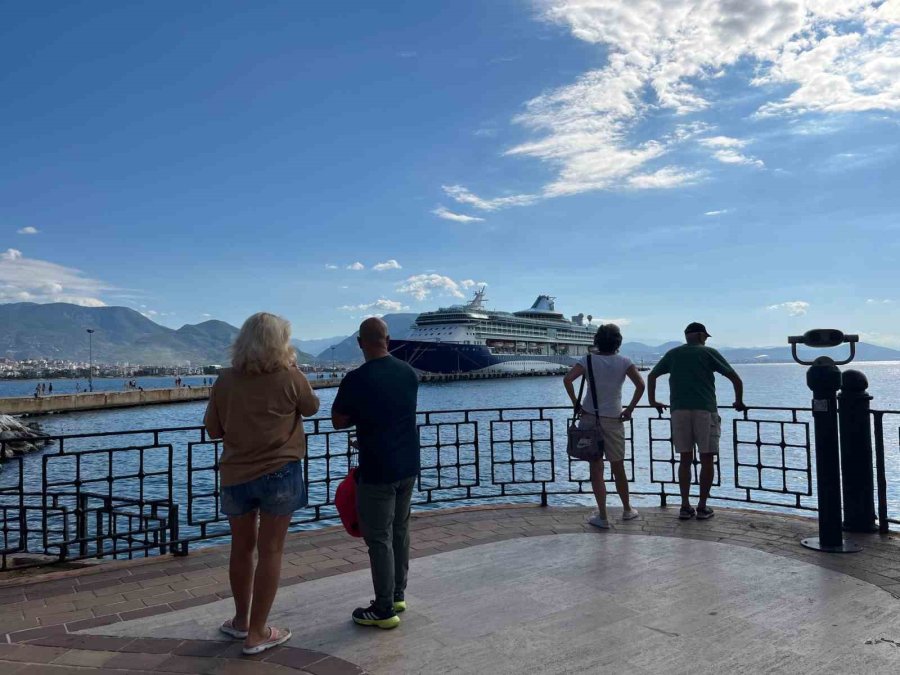 Lüks Kruvaziyer Bin 739 Yolcu, 742 Mürettebatıyla Alanya’ya Demirledi