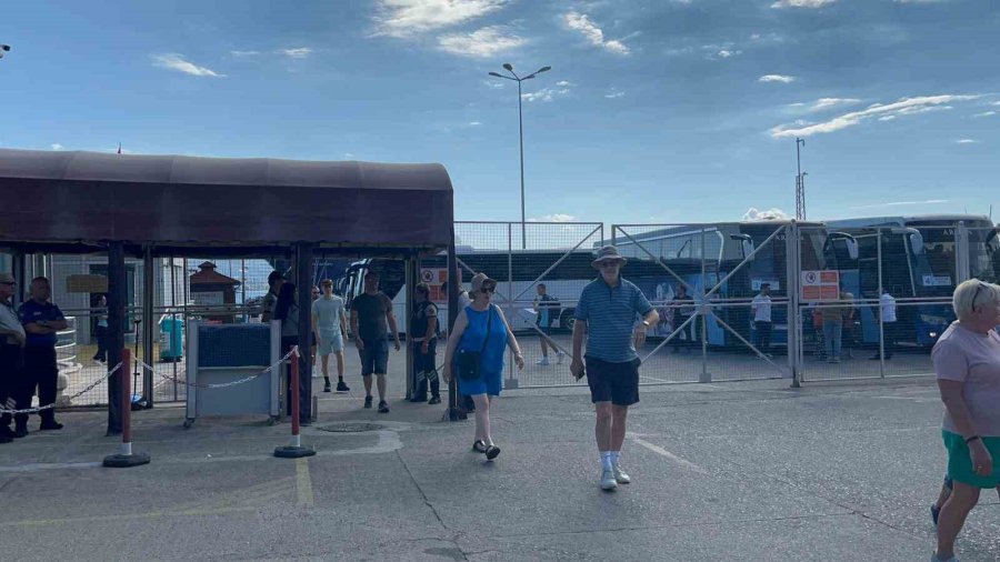 Lüks Kruvaziyer Bin 739 Yolcu, 742 Mürettebatıyla Alanya’ya Demirledi