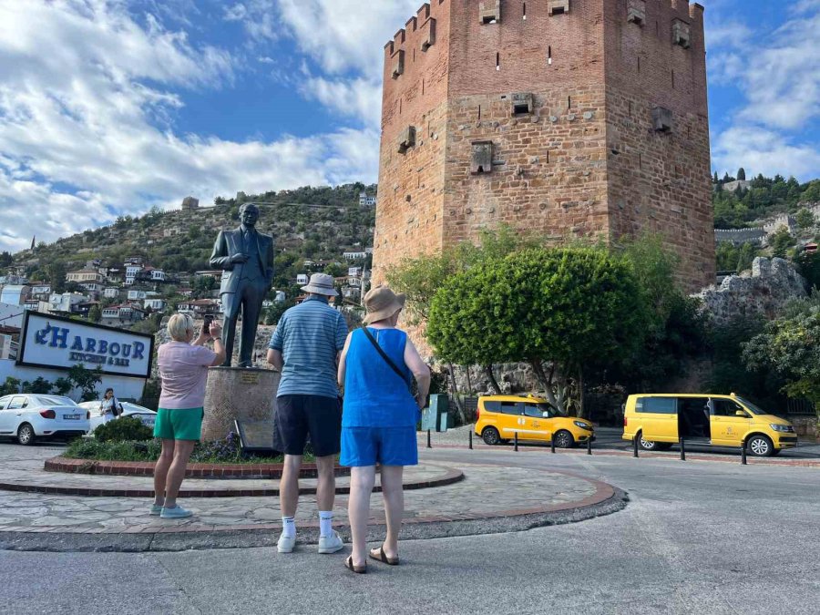 Lüks Kruvaziyer Bin 739 Yolcu, 742 Mürettebatıyla Alanya’ya Demirledi