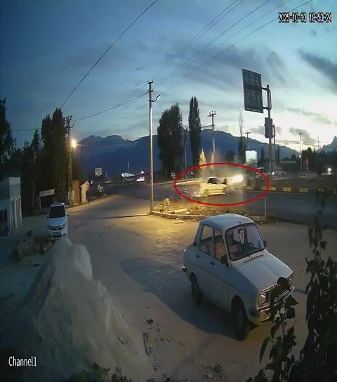 Antalya’da Hafif Ticari Araçla Otomobil Çarpıştı: 4 Yaralı