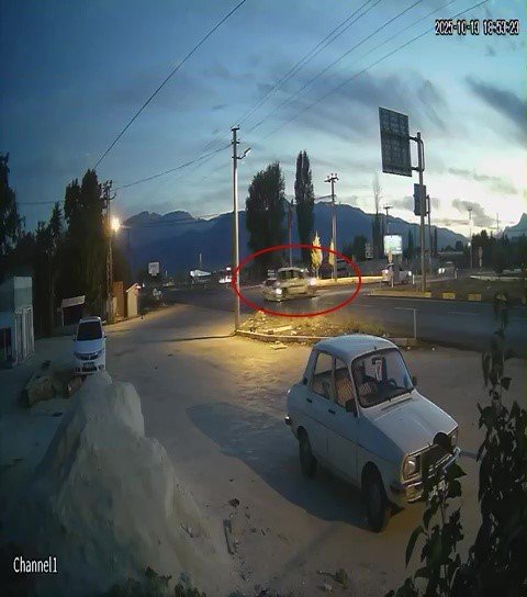 Antalya’da Hafif Ticari Araçla Otomobil Çarpıştı: 4 Yaralı