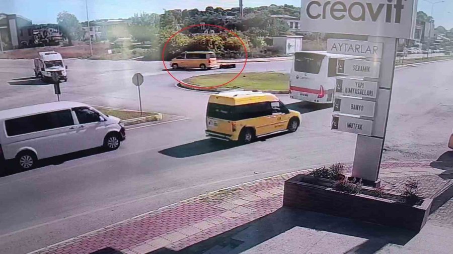 Antalya’da Taksi İle Çarpışan Motosikletli Yaralandı