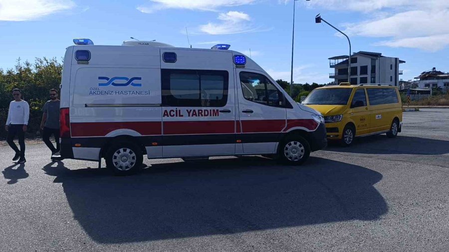Antalya’da Taksi İle Çarpışan Motosikletli Yaralandı
