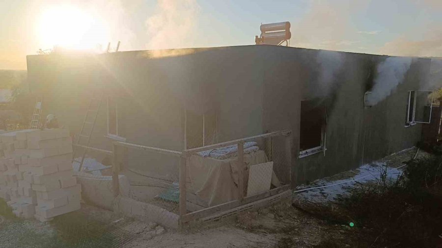 Yangında Ev Küle Döndü, Tek Teselli Kurtarılan Muhabbet Kuşları Oldu