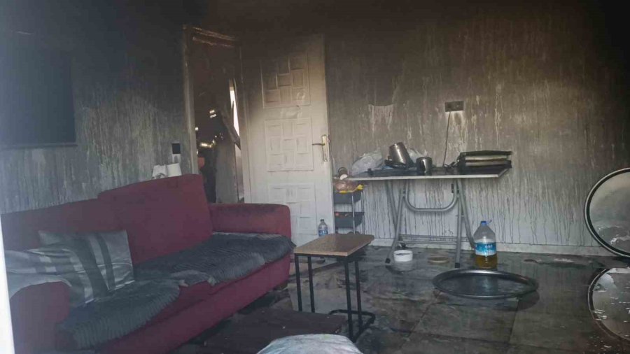 Yangında Ev Küle Döndü, Tek Teselli Kurtarılan Muhabbet Kuşları Oldu