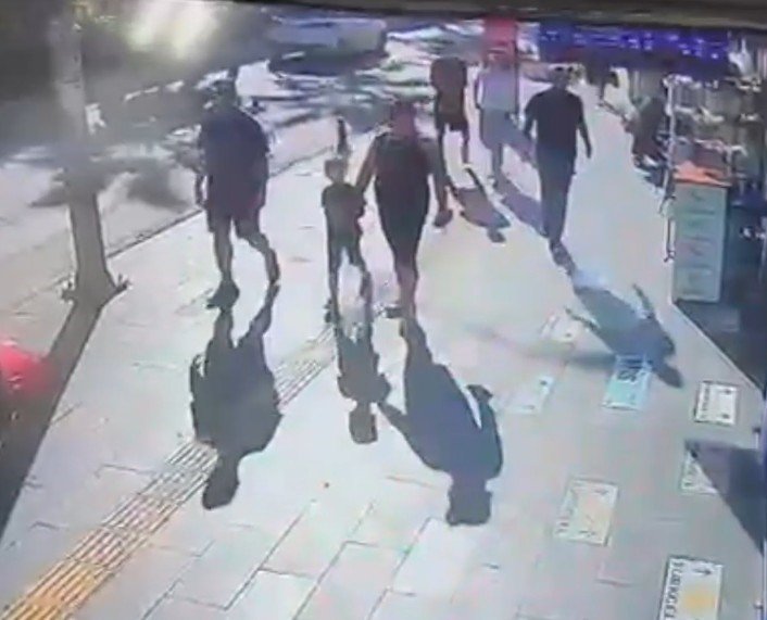 Yaya Geçidinden Geçen Alman Aileye Otomobil Çarptı: 1 Yaralı