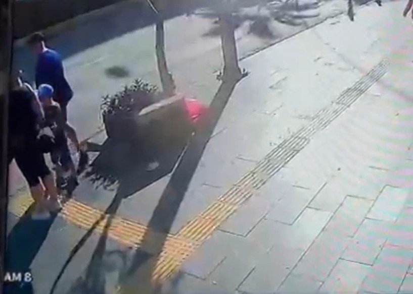 Yaya Geçidinden Geçen Alman Aileye Otomobil Çarptı: 1 Yaralı