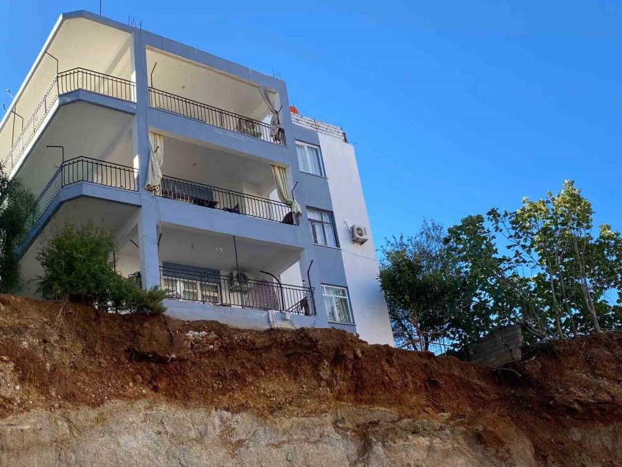 Antalya’da Bir Evi Tahliye Ettiren İnşaat Temelinde İkinci Toprak Kayması