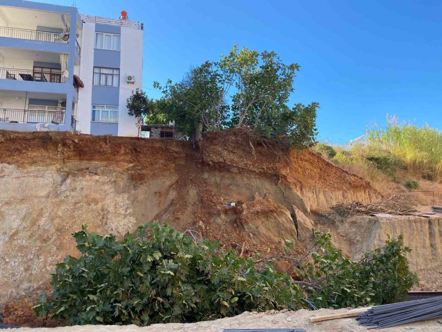 Antalya’da Bir Evi Tahliye Ettiren İnşaat Temelinde İkinci Toprak Kayması