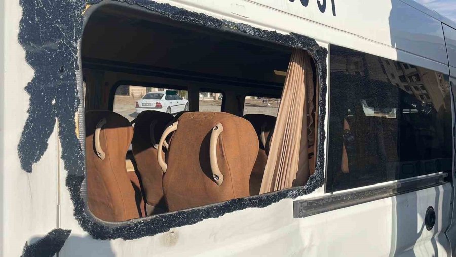 Karaman’da Halk Otobüsü İle Okul Servisi Çarpıştı: 2 Yaralı