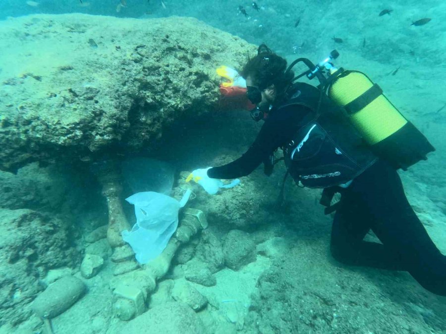 Antalya’da Deniz Dibinden Oksitlenmiş Tabanca Ve 2 Bisiklet Çıktı