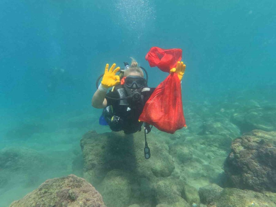 Antalya’da Deniz Dibinden Oksitlenmiş Tabanca Ve 2 Bisiklet Çıktı