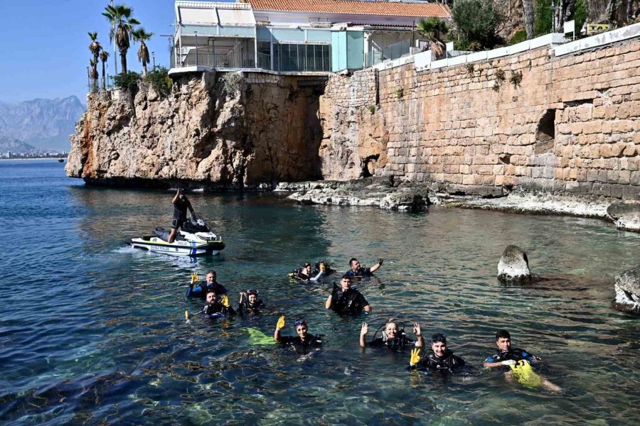 Antalya’da Deniz Dibinden Oksitlenmiş Tabanca Ve 2 Bisiklet Çıktı
