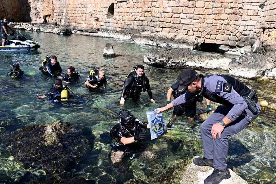 Antalya’da Deniz Dibinden Oksitlenmiş Tabanca Ve 2 Bisiklet Çıktı