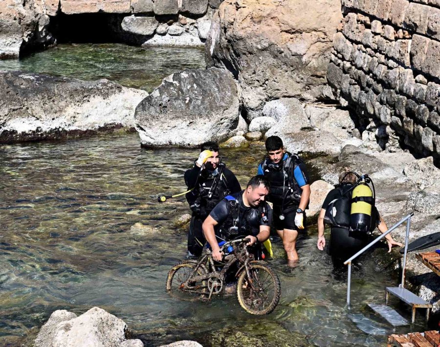 Antalya’da Deniz Dibinden Oksitlenmiş Tabanca Ve 2 Bisiklet Çıktı