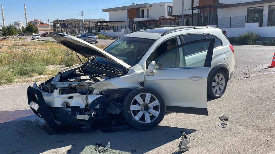 Karaman’da Hafif Ticari Araçla Cip Çarpıştı: 3 Yaralı