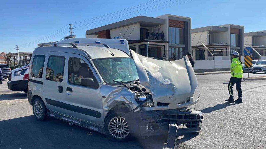 Karaman’da Hafif Ticari Araçla Cip Çarpıştı: 3 Yaralı