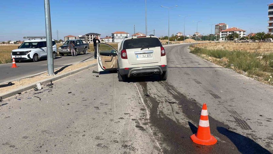 Karaman’da Hafif Ticari Araçla Cip Çarpıştı: 3 Yaralı