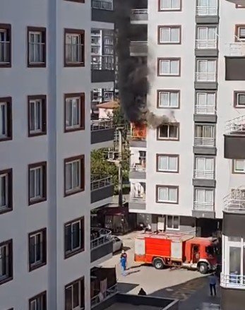 Apartman Dairesi Çıkan Yangında Kullanılamaz Hale Geldi