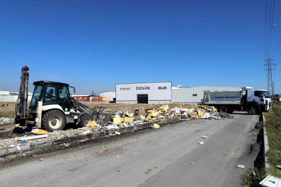 Akdeniz Belediyesi Ekipleri Aynı Bölgede Tonlarca Çöp Ve Hurda Topladı