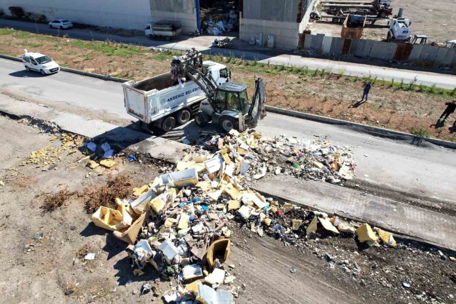 Akdeniz Belediyesi Ekipleri Aynı Bölgede Tonlarca Çöp Ve Hurda Topladı