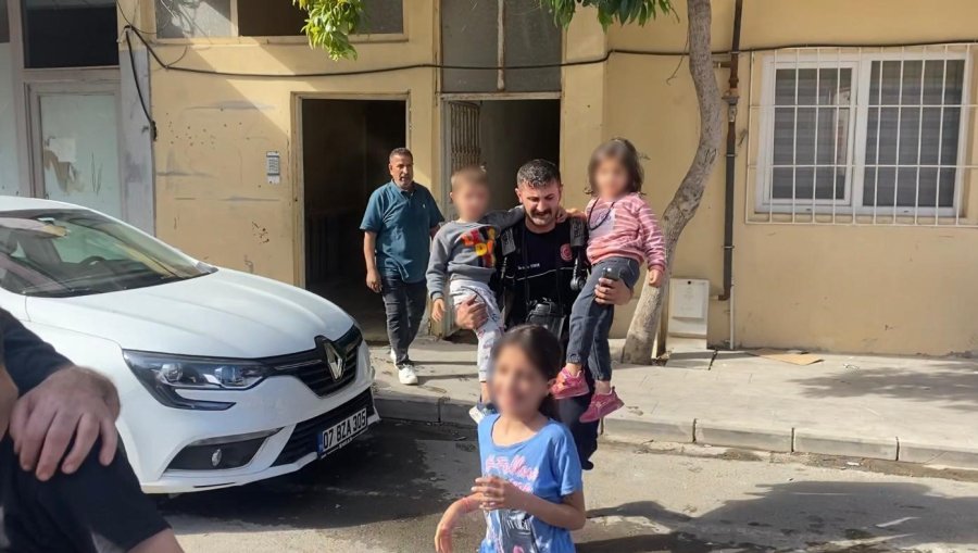 Apartmanda Çıkan Yangında Balkonda Mahsur Kalan 5 Çocuğu İtfaiye Ekipleri Kurtardı