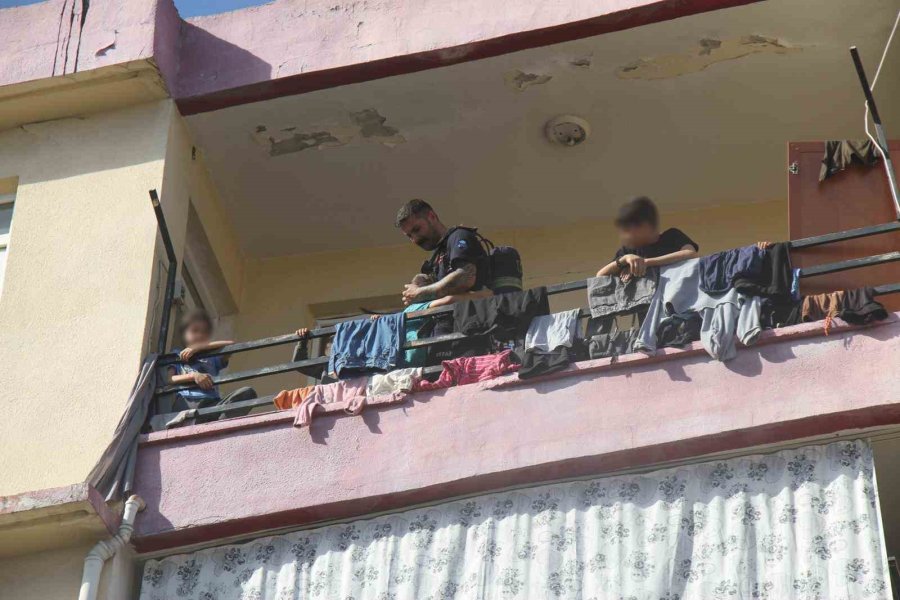 Apartmanda Çıkan Yangında Balkonda Mahsur Kalan 5 Çocuğu İtfaiye Ekipleri Kurtardı