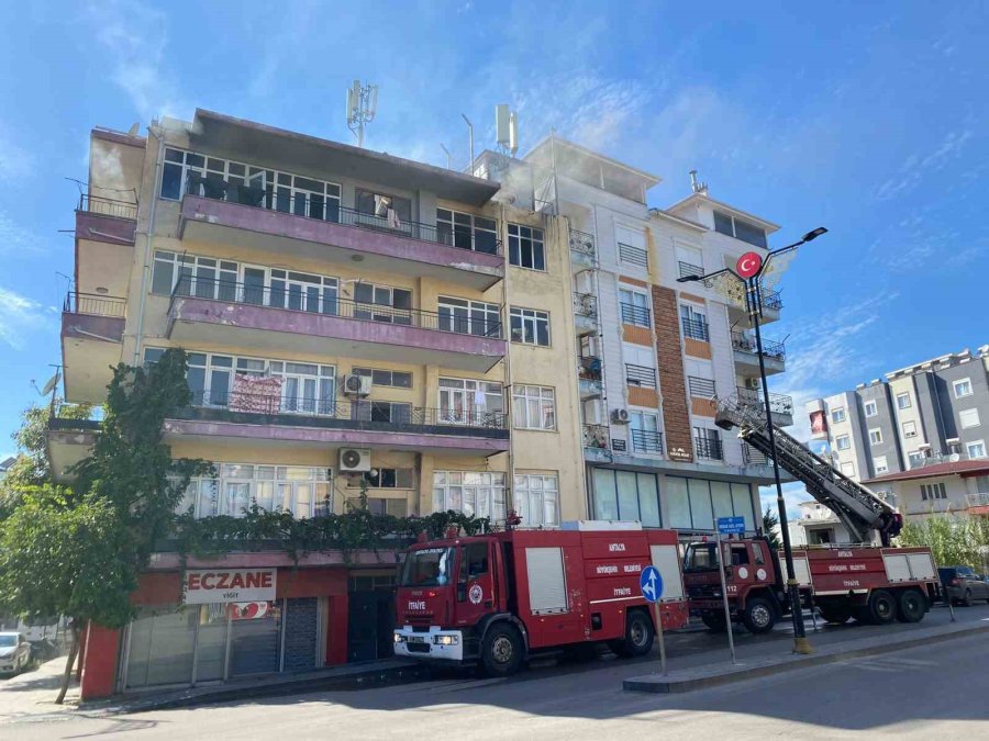Apartmanda Çıkan Yangında Balkonda Mahsur Kalan 5 Çocuğu İtfaiye Ekipleri Kurtardı