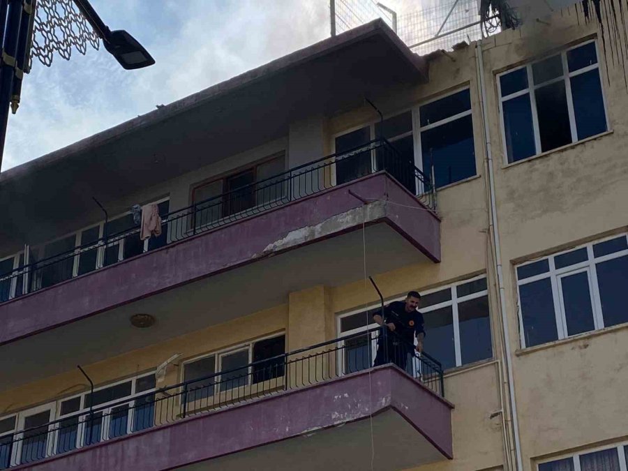 Apartmanda Çıkan Yangında Balkonda Mahsur Kalan 5 Çocuğu İtfaiye Ekipleri Kurtardı