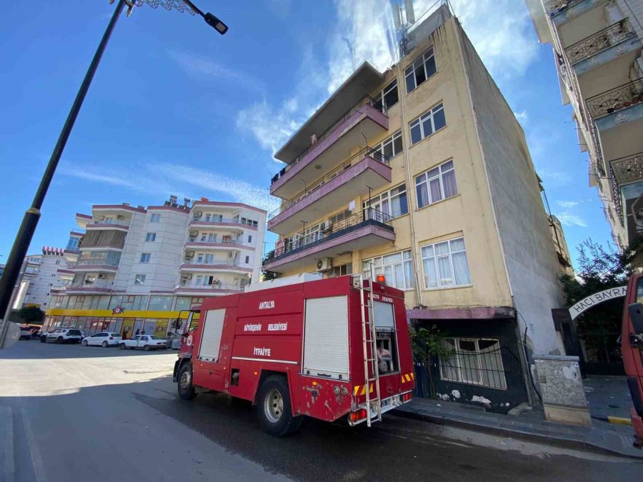 Apartmanda Çıkan Yangında Balkonda Mahsur Kalan 5 Çocuğu İtfaiye Ekipleri Kurtardı