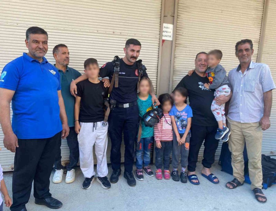 Apartmanda Çıkan Yangında Balkonda Mahsur Kalan 5 Çocuğu İtfaiye Ekipleri Kurtardı