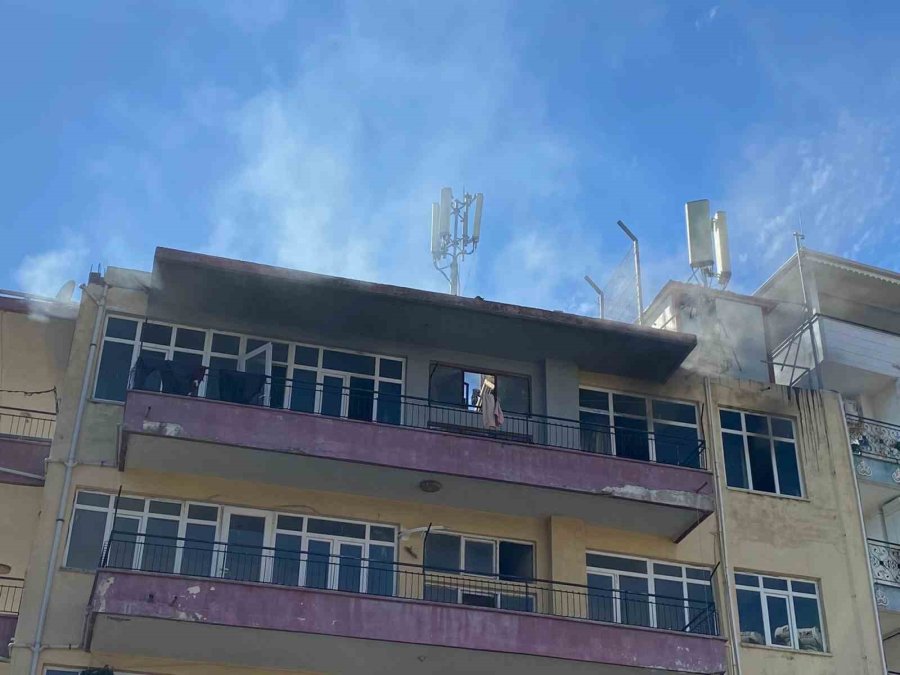 Apartmanda Çıkan Yangında Balkonda Mahsur Kalan 5 Çocuğu İtfaiye Ekipleri Kurtardı