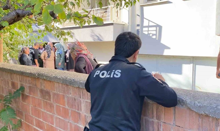 Beşinci Kattan Düşen 18 Yaşındaki Genç Ağır Yaralandı