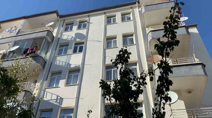 Beşinci Kattan Düşen 18 Yaşındaki Genç Ağır Yaralandı