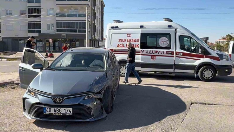 Aksaray’da Otomobil İle Servis Minibüsü Çarpıştı: 1 Yaralı