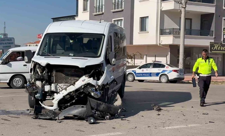 Aksaray’da Otomobil İle Servis Minibüsü Çarpıştı: 1 Yaralı